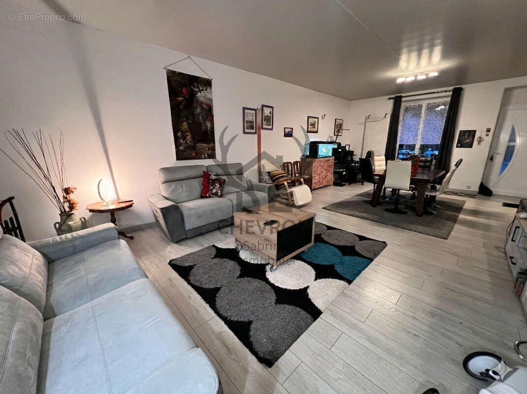 Maison à NEUFMANIL