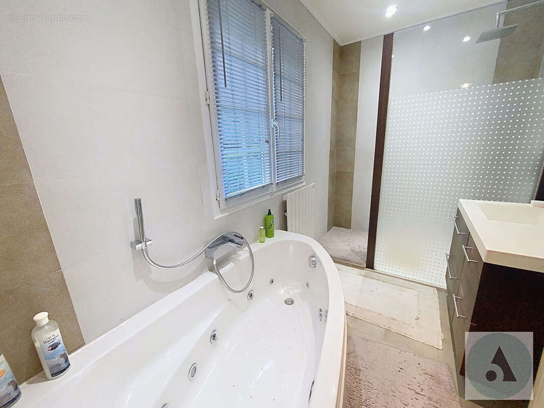 Maison à COLLEVILLE-MONTGOMERY