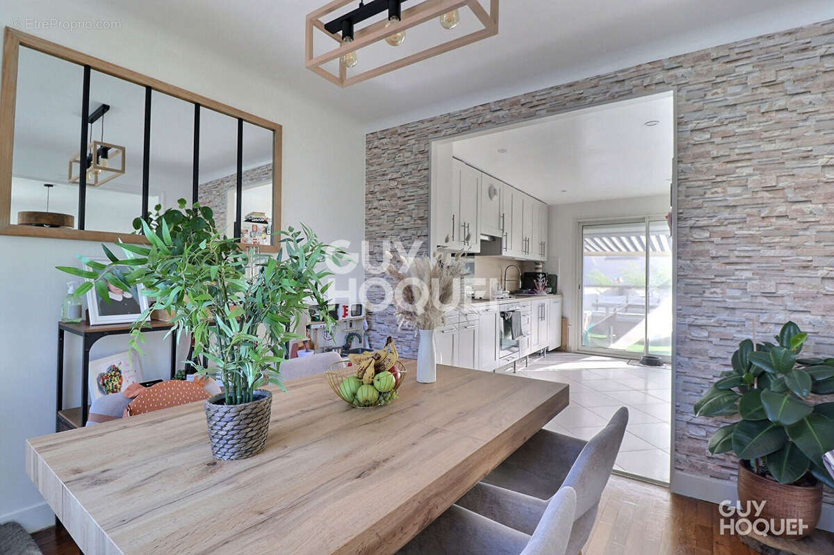 Maison à SAINTE-GENEVIEVE-DES-BOIS