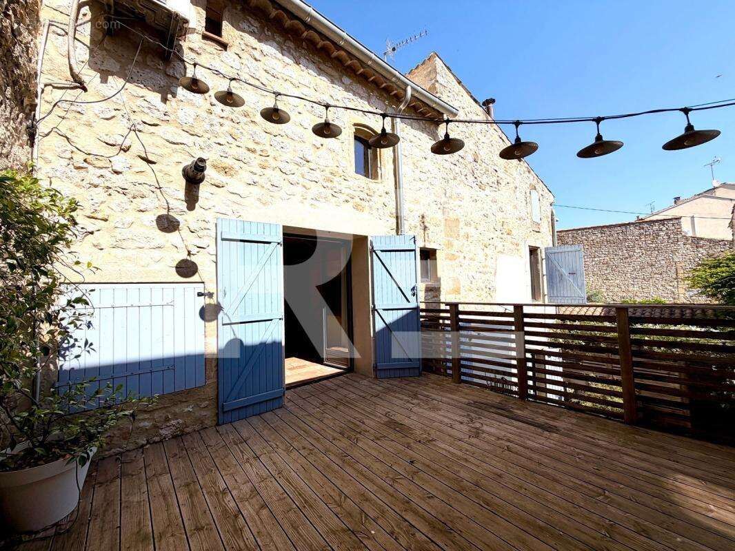 Maison à SAINT-CHAPTES
