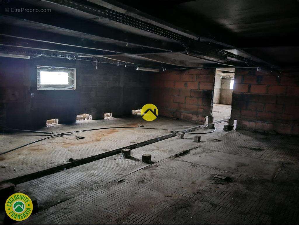 Bâtiments 1360m2  à côté de D1 - photo 17