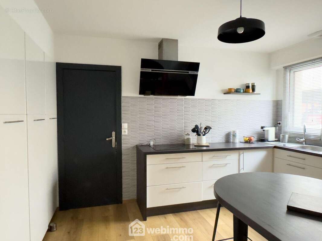 ... avec de nombreux rangements et accès au garage. - Maison à CHOLET