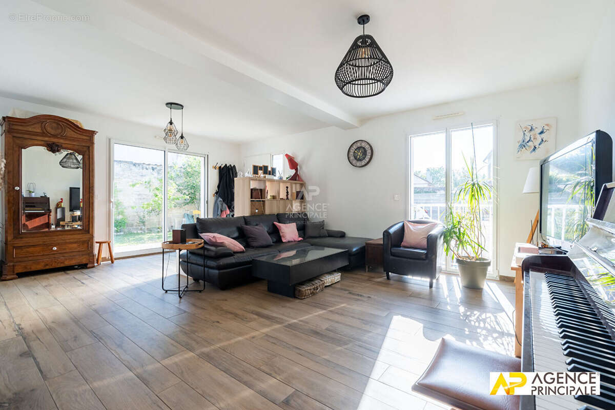 Maison Le Mesnil Le Roi 6 pièce(s) 143 m2  - 4 chambres - photo 4