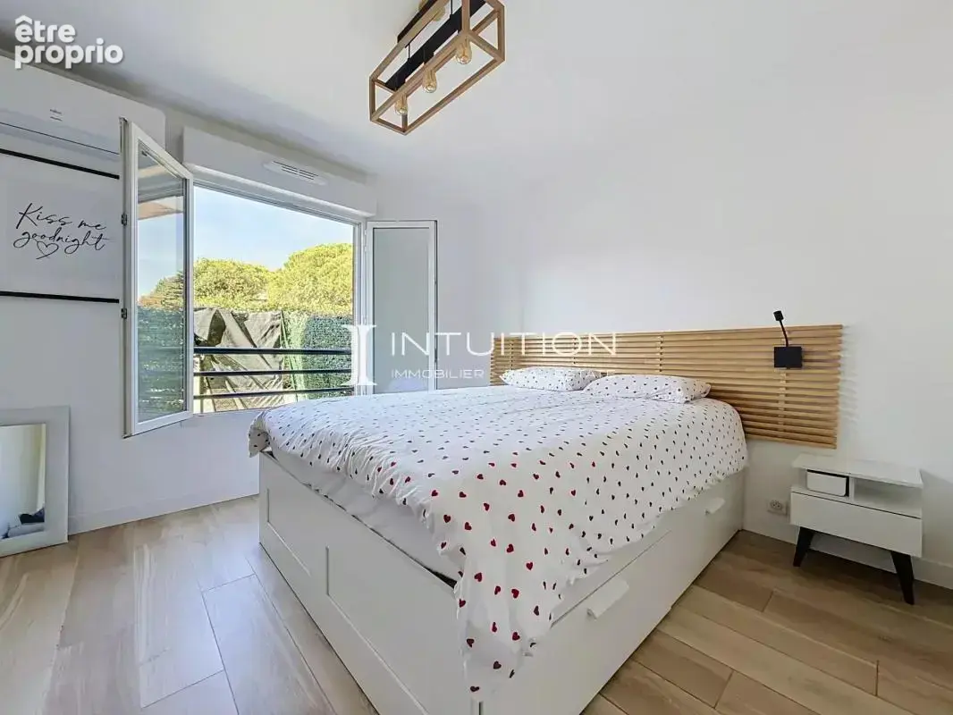 Golfe-Juan : Vaste appartement rez-de-jardin dans un immeuble de standing avec piscine - photo 12