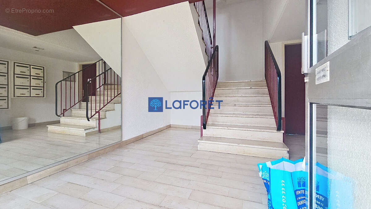 Appartement à SAINT-LAURENT-DU-VAR