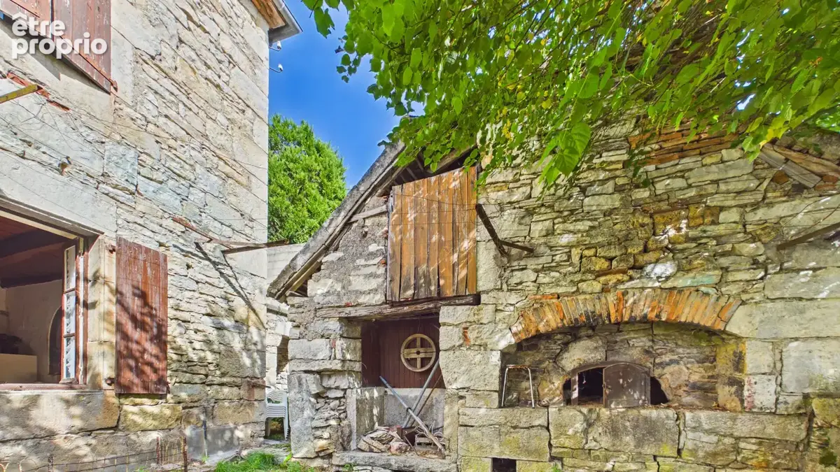 Maison de village en pierre à rénover avec cour intérieure, four à pain et dépendance - photo 3