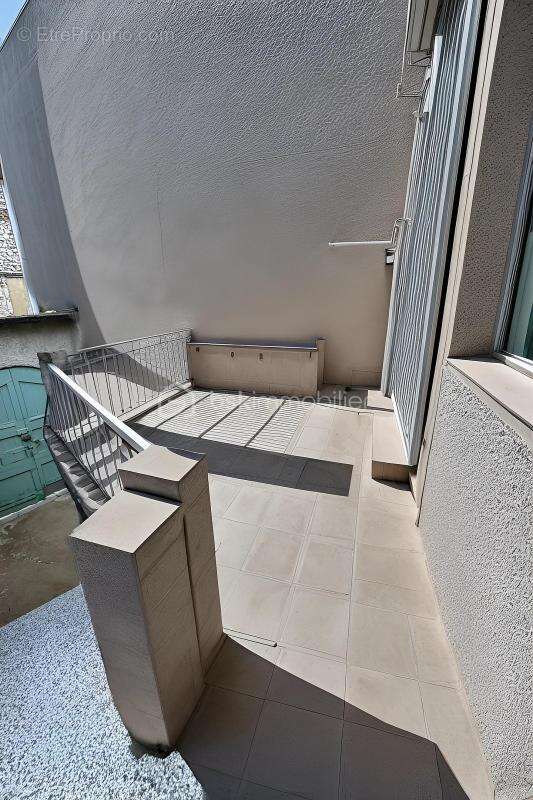 Maison à SAINT-LAURENT-DES-ARBRES