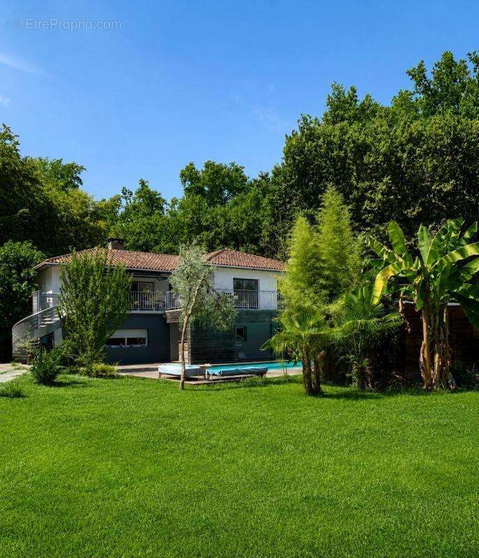 Et si votre prochain coup de cœur se trouvait ici ? Entre piscine, jacuzzi, espaces de réception et environnement boisé, cette p - photo 4