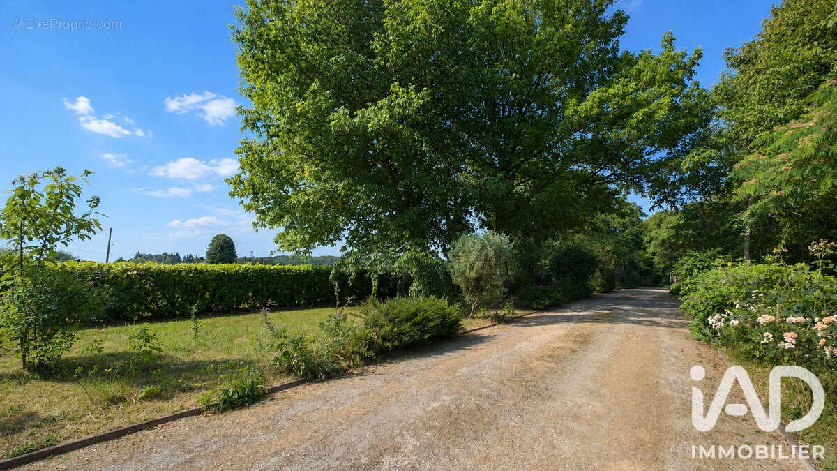 Maison 188 m² à Beaumont-La-Ronce  - photo 3