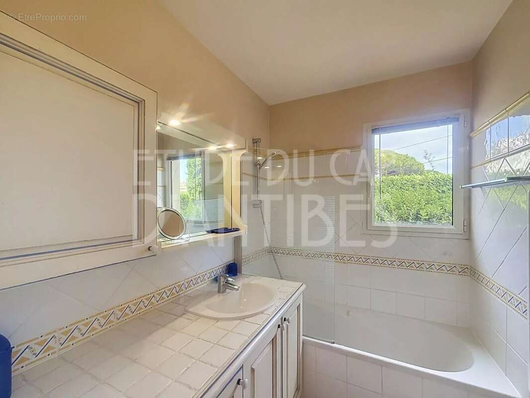 Appartement de standing dans résidence avec piscine. 2 chambres - 2 bains. Orée du Cap d'Antibes - photo 13