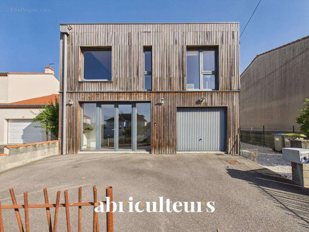Maison familiale d'architecte de 219M2 en vente à Rezé, rue de l’Aérodrome (44400) - photo 18