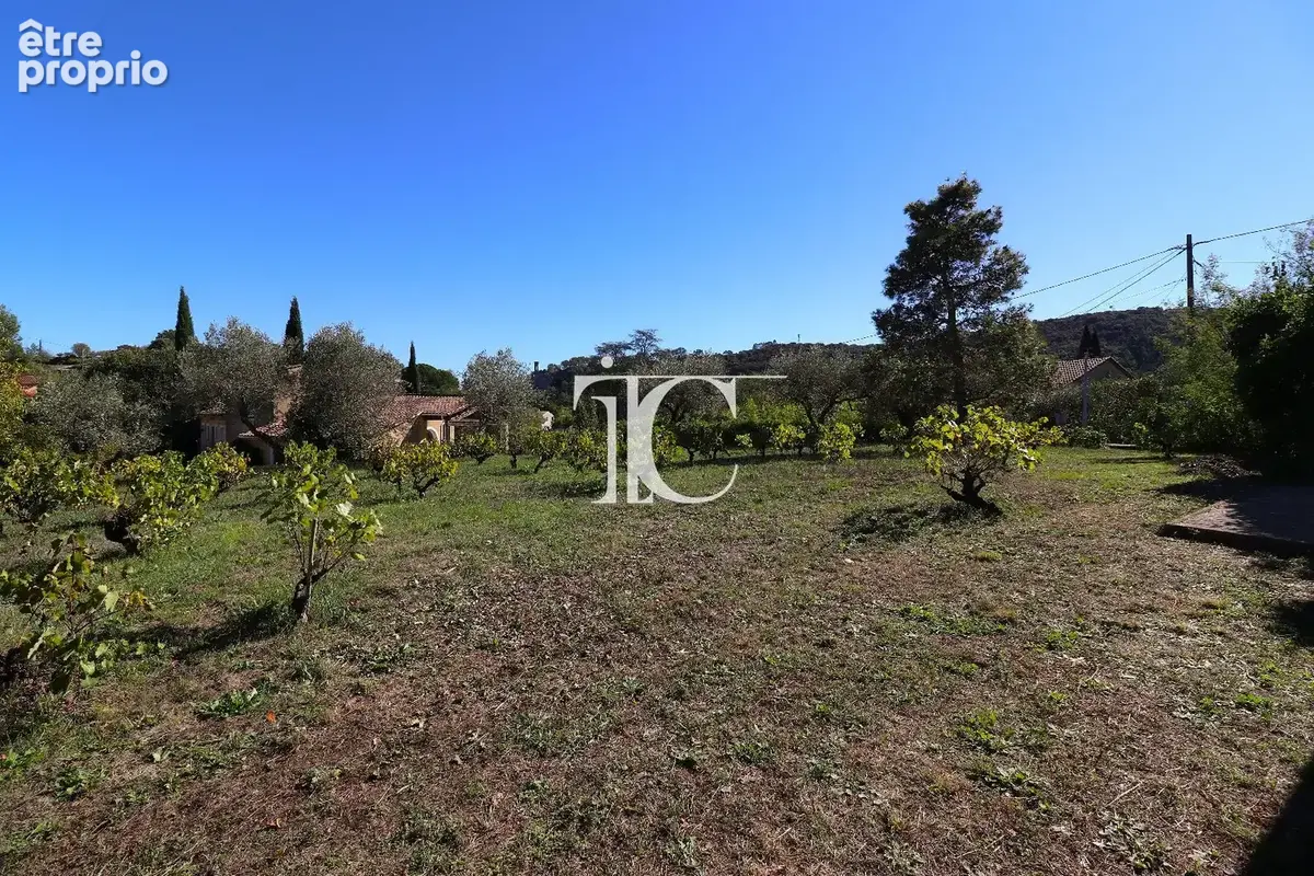 Maison ancienne sur 1490 m² de terrain clos avec 2 accès - photo 2