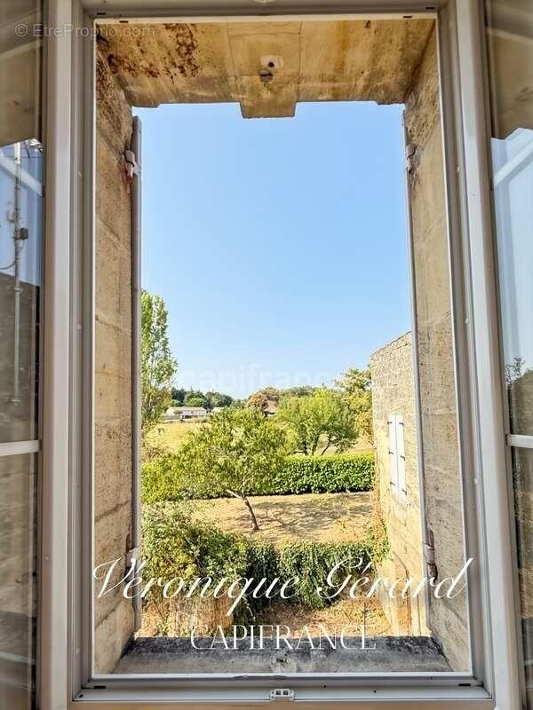 Maison à PETIT-PALAIS-ET-CORNEMPS