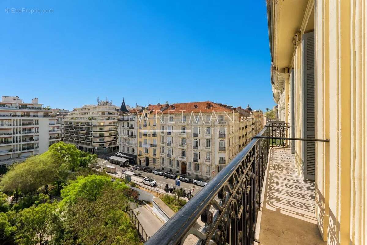 Splendide appartement 3 pièces bourgeois rénové avec balcons et vue sur le Square Mozart - Nice Les Musiciens - photo 4