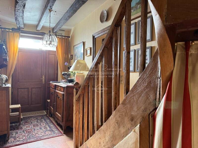 VIAGER OCCUPÉ – Maison de caractère avec piscine + dépendances – Grand jardin – LÉSIGNY (86) - photo 2