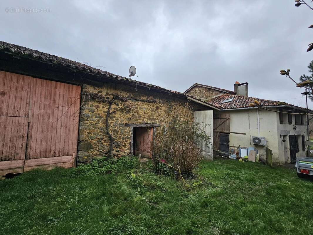 Charmante maison en pierre avec grange et fort potentiel dans un hameau paisible - photo 2