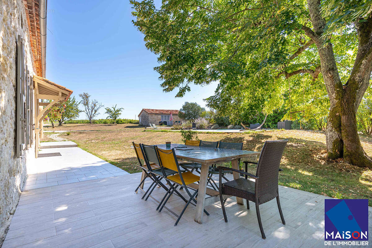 Entre Villeneuve-sur-Lot et Agen, Propriété en pierre avec gîte, piscine et pigeonnier  Dans la campagne venez découvrir cette b - photo 10