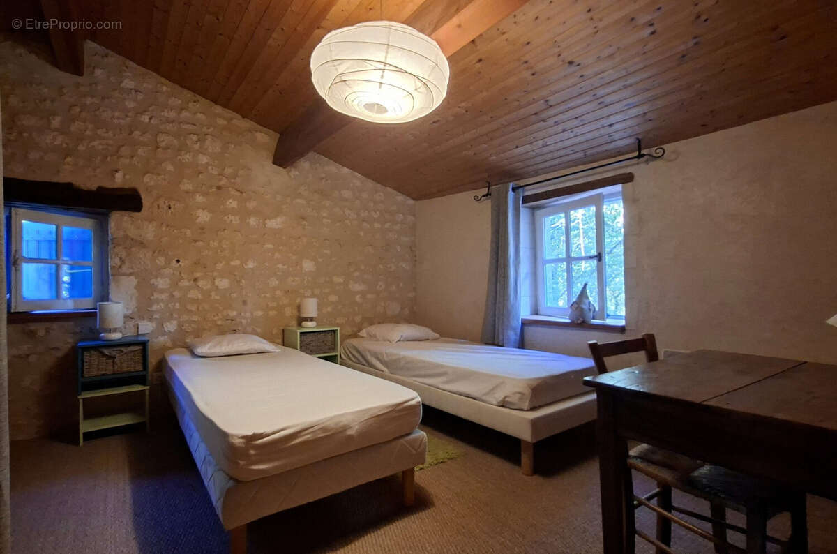 Maison 174 m² à Nancras  - photo 8