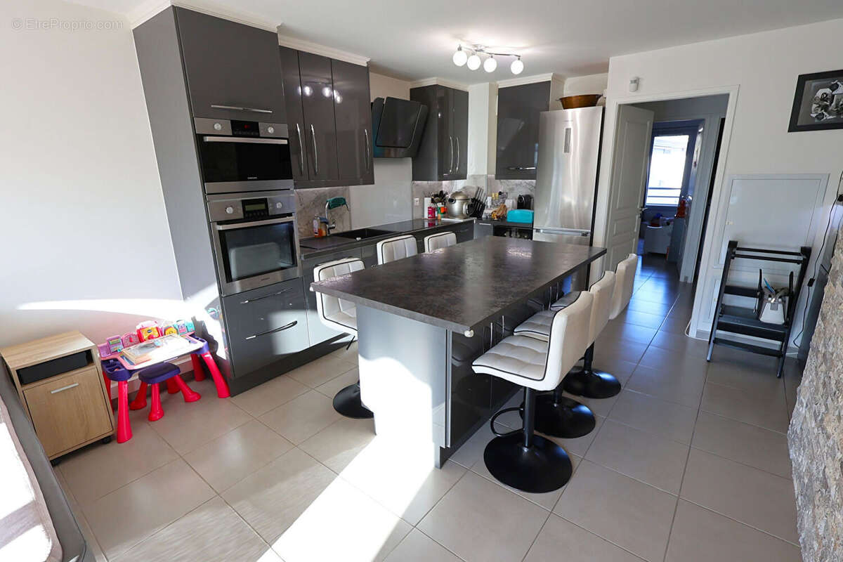 Appartement à LA ROQUETTE-SUR-SIAGNE