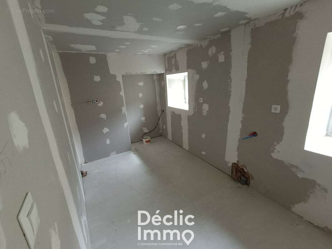 Maison en pierre 83 m² ECHALLAT 16170 - photo 10
