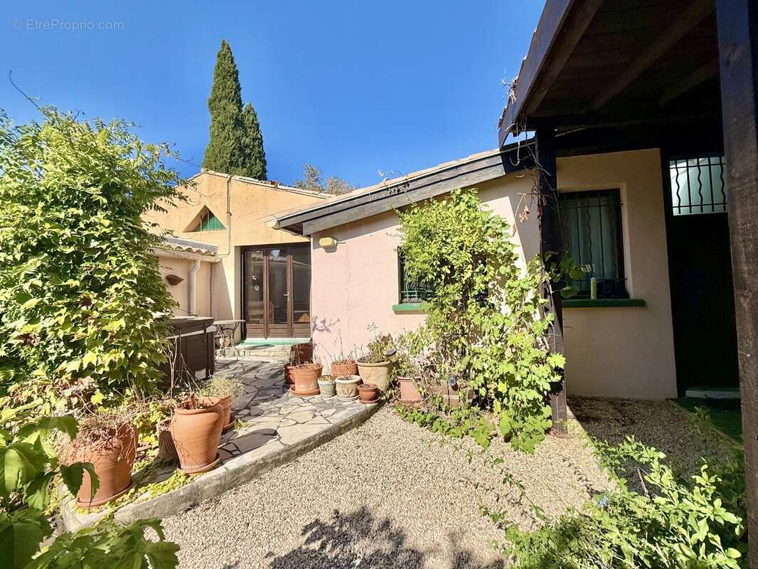 Maison de plain-pied rénovée avec 4 chambres, piscine et garage - photo 14