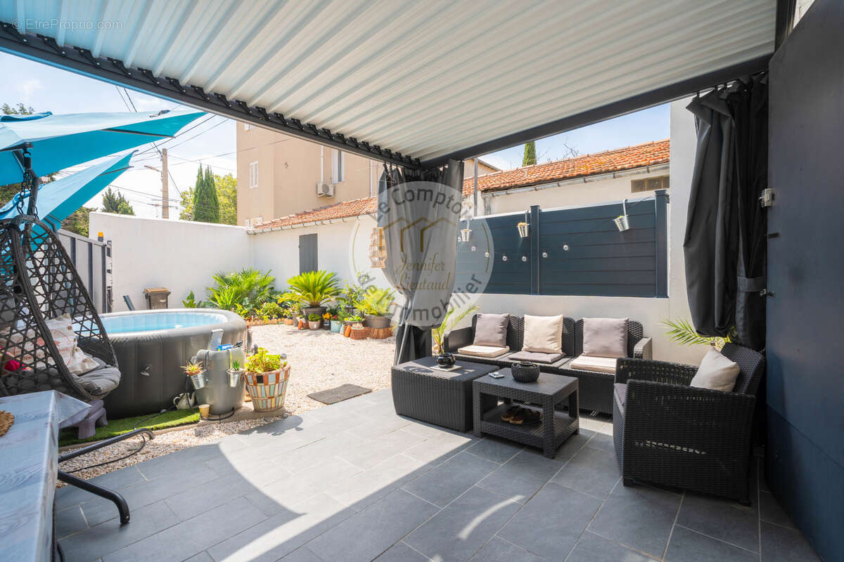 MAZARGUES: Maison de village avec jardin   Un bien aux multiples possibilités - photo 5