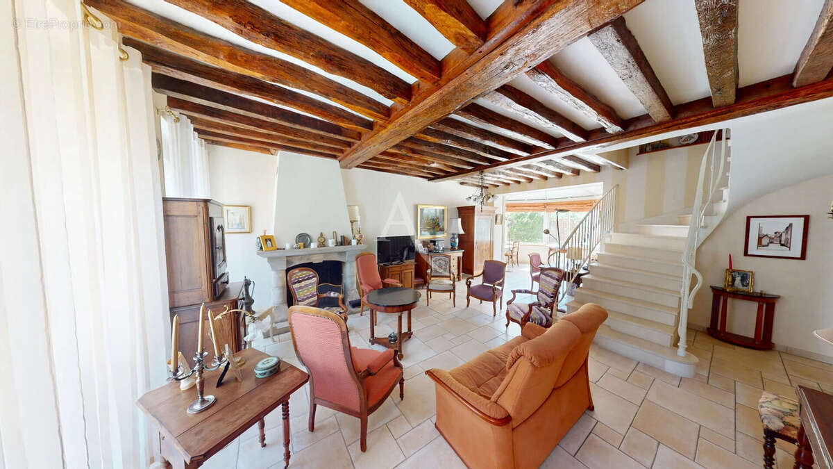 Maison familiale 8 pièces - 206 m2 - Centre ville de Neuville-aux-bois - photo 2