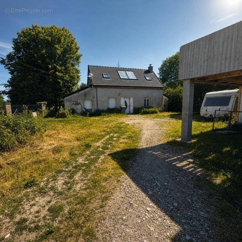 Maison à DURDAT-LAREQUILLE
