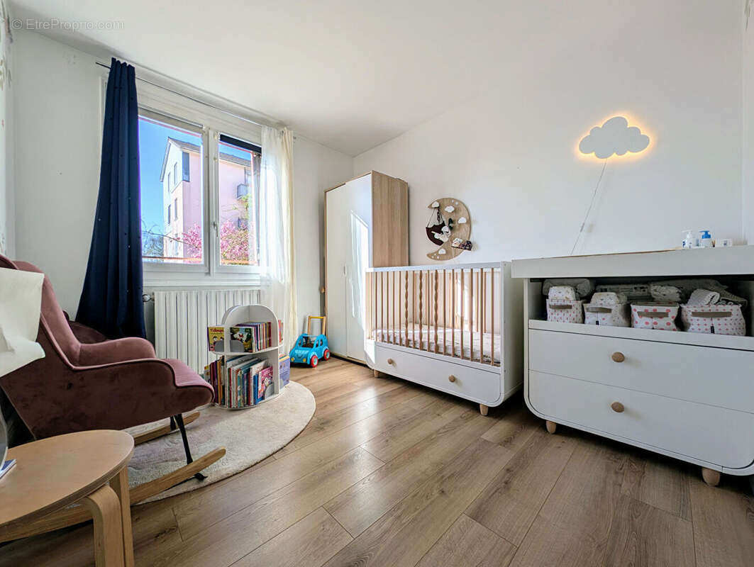 Appartement 5 pièces de 80 M² avec Cave et parking extérieur - LE MESNIL LE ROI - photo 7