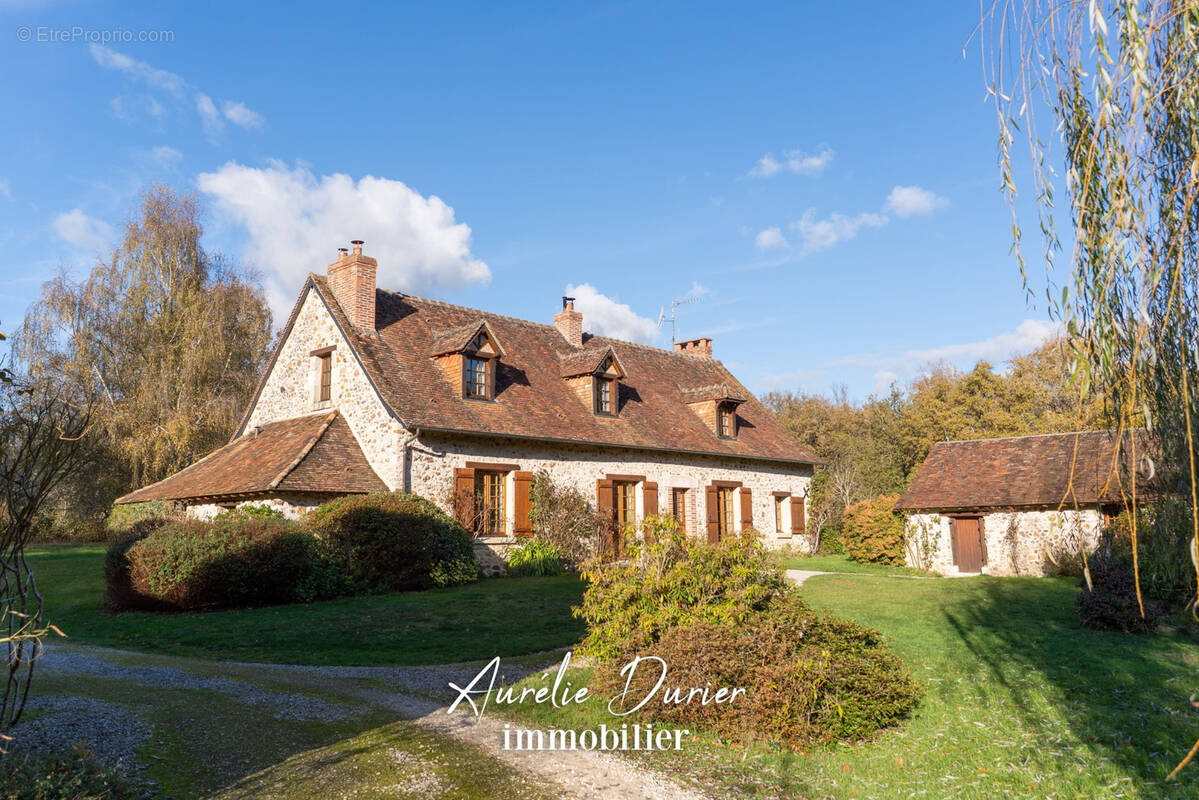 Maison à AMBILLOU