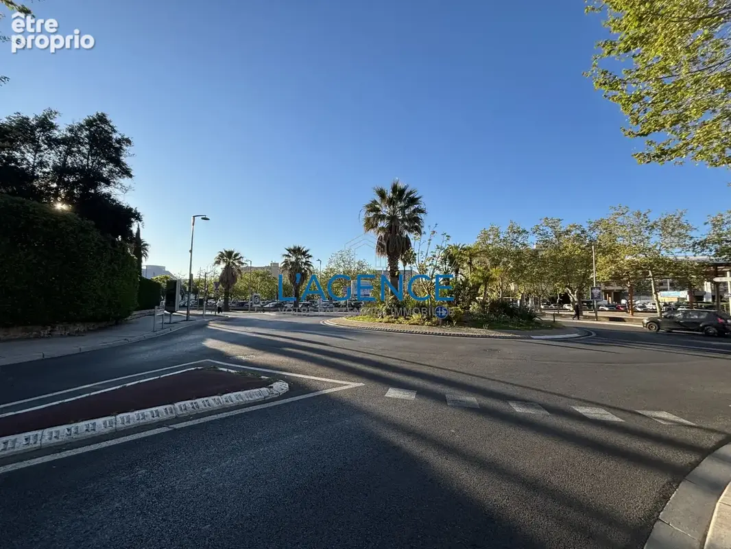 Maison de 188 m2 en plein coeur de Hyères les palmiers avec parking privatif exposé au sud . - photo 5