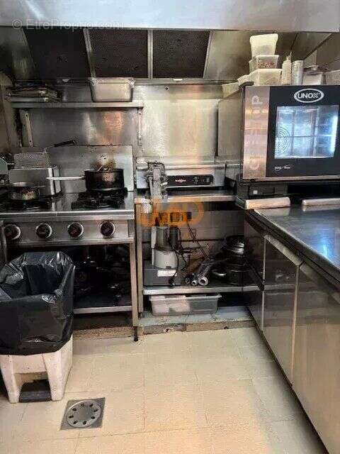 Commerce à PARIS-9E