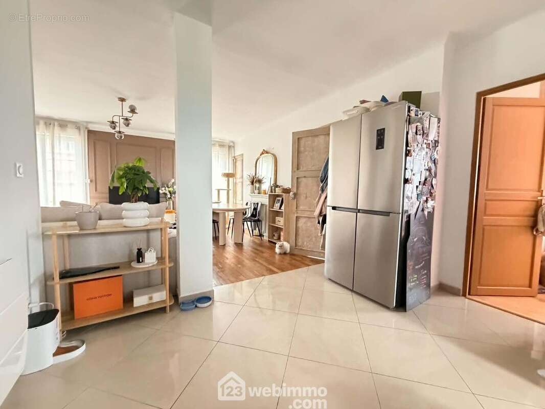 Une vaste entrée distribue ... - Appartement à LAON