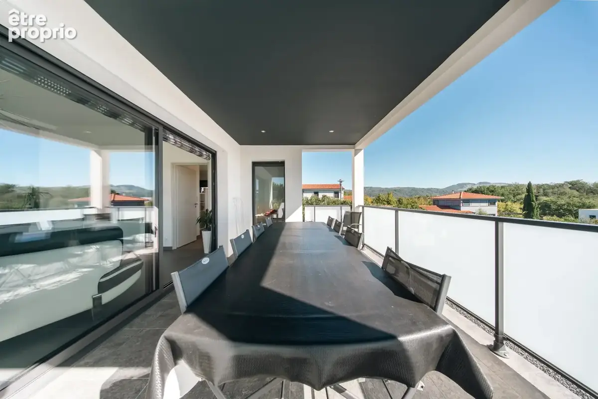 Villa contemporaine de 2016 - Piscine - 4 Suites avec salle d'eau privatives - Clôturé - Arboré - DPE A - photo 3