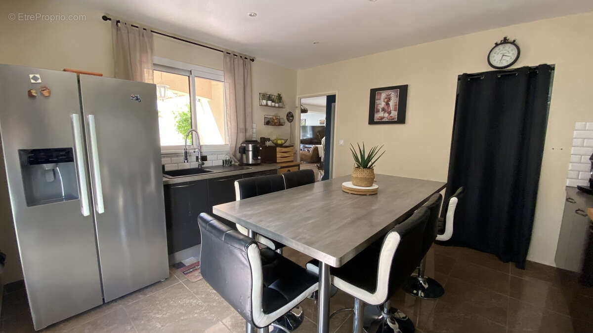 A vendre   Villa T6 de 151 m2 avec piscine et garage   Moux - photo 7