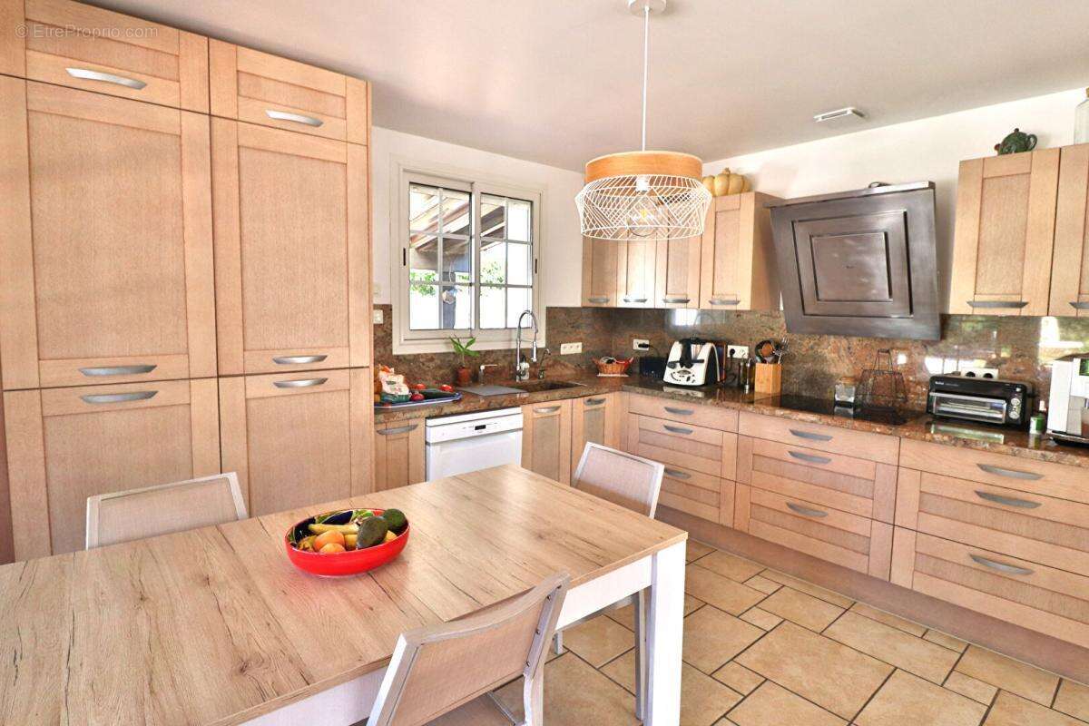 Villa t5 4 faces de 134m² + piscine + dependance sur un terrain de 1799m² - photo 2