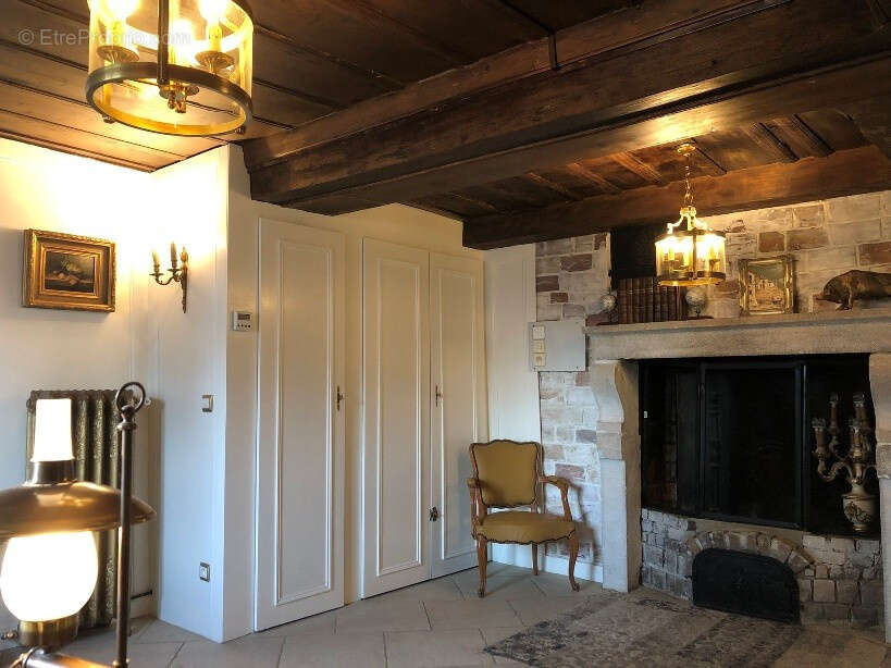 Commerce à PIERREFONTAINE-LES-VARANS