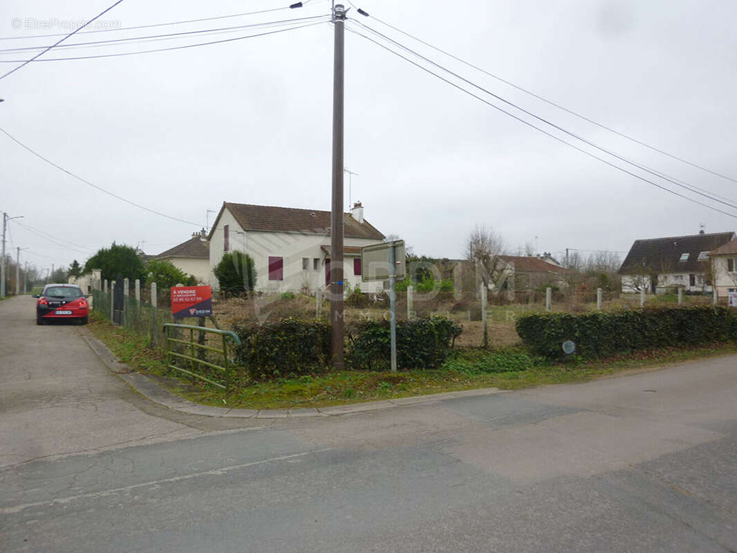 Terrain à CHAMPS-SUR-YONNE