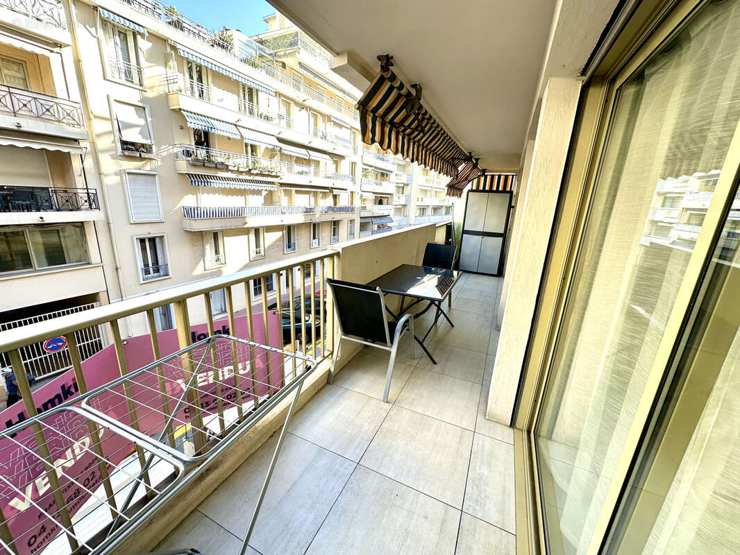 Cannes centre t2 de 58m2 avec terrasse 13m2   90m de la mer parking et cave - photo 5