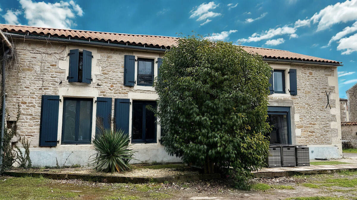 Maison à SAINT-GERMAIN-DE-MARENCENNES