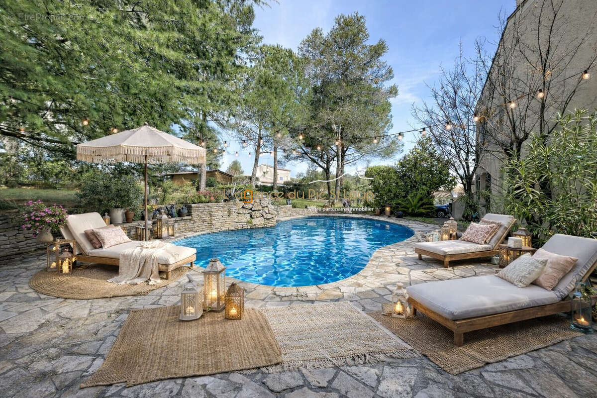 Maison à SAINT-CLEMENT-DE-RIVIERE