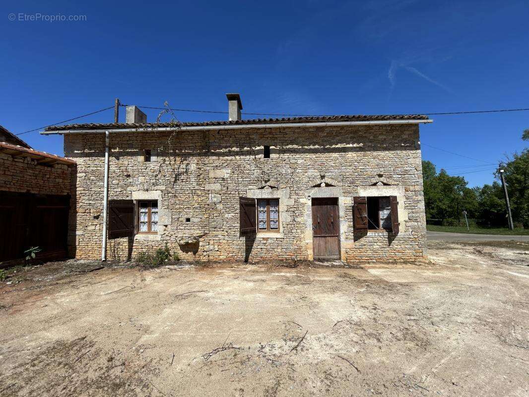 Maison à CLUSSAIS-LA-POMMERAIE