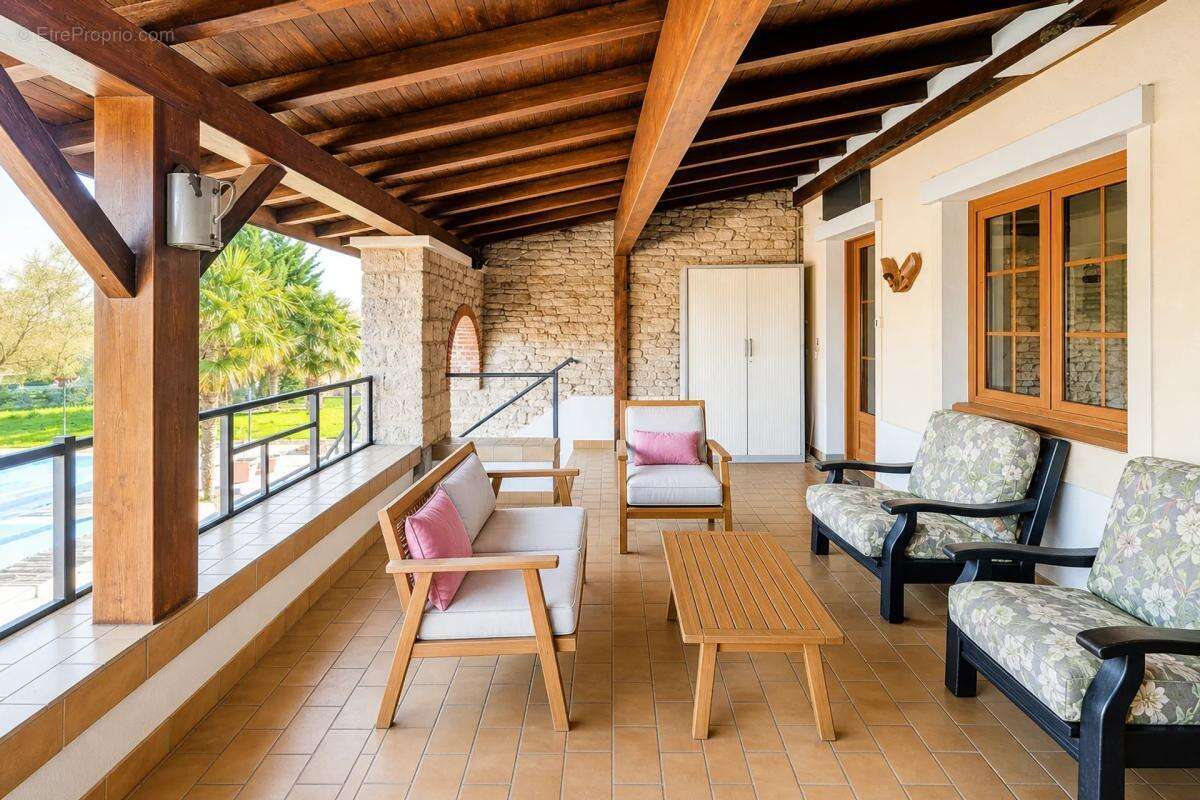 Maison en pierre rénovée avec piscine à Uchizy - photo 4