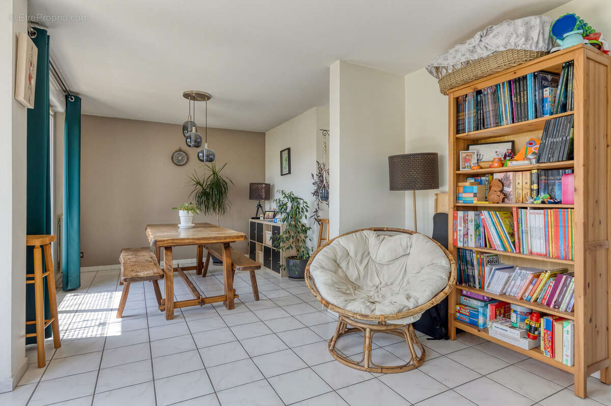 GRENOBLE Vigny Musset - T4 de 95m2 en étage élevé avec grande terrasse, cave et garage double - photo 8