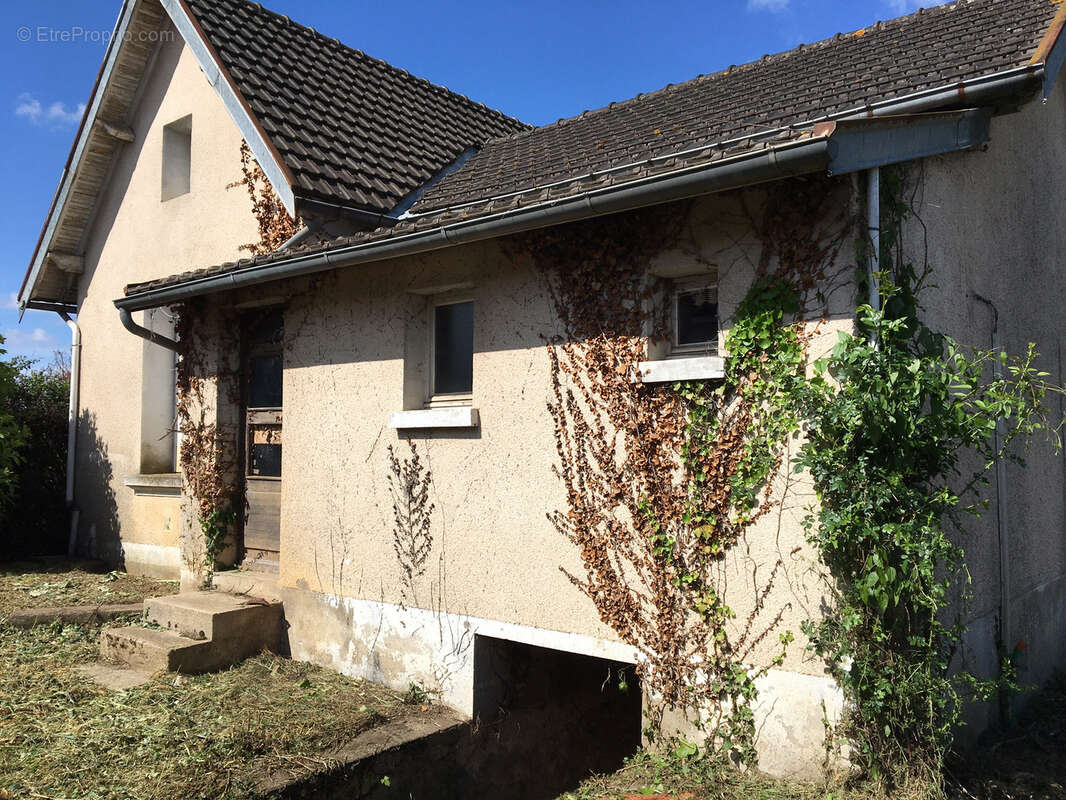Poitiers maison à rénover entièrement 58 m2 environ, terrain de 385 m2 environ, extension possible - photo 2