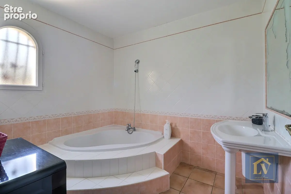 A vendre villa provençale avec garage et dépendance, grand jardin et piscine - photo 15