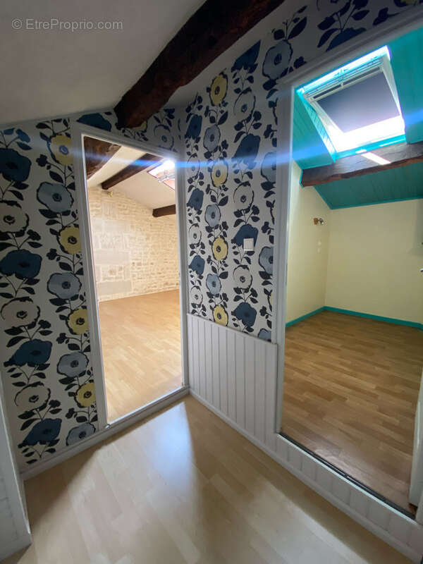 Maison en pierres, jardin, garage, préau, dépendances. - photo 9