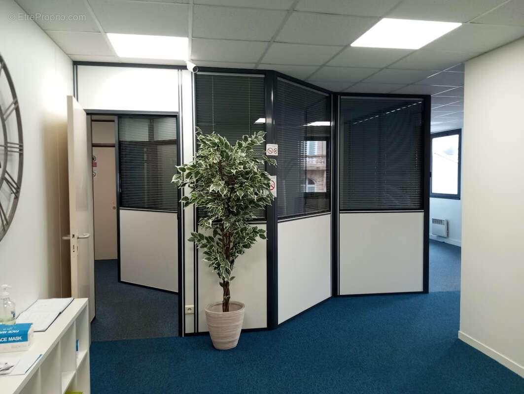 A VENDRE - LIMOGES Centre-ville - Bureaux 242 m² normes PMR en parfait état + 2 places de parking - photo 3