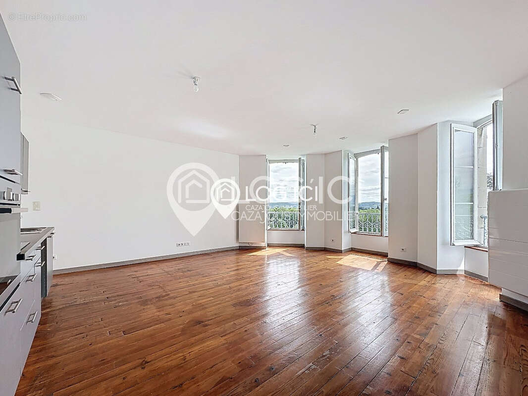 Appartement à NAY