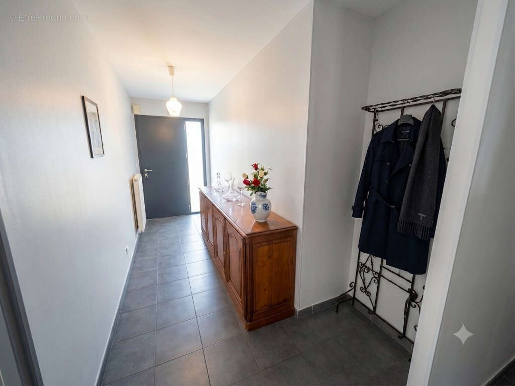 Plain-pied individuel achevé en 2014 développant 110,85m2 et bâti sur 956m2 de parcelle ! - photo 2